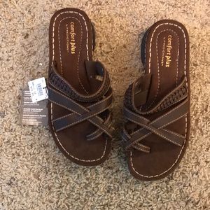 NWT- brown sandals WIDE